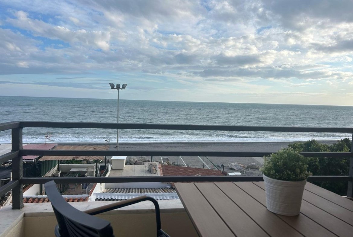 ALQUILER DE PISO EN CALETA DE VÉLEZ CON VISTAS AL MAR