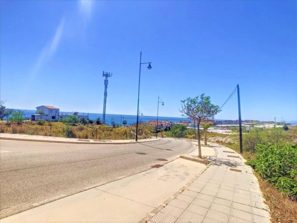 TERRENOS URBANOS EN TORROX COSTA, MÁLAGA.