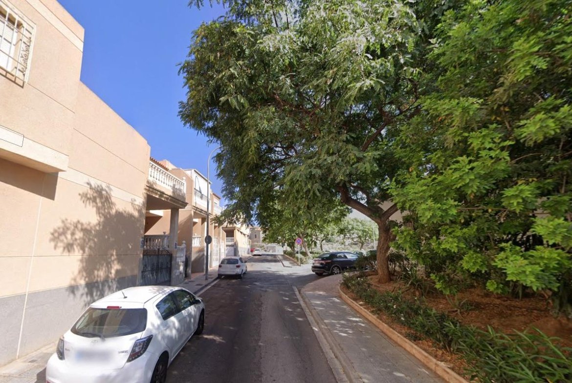 CHALET ADOSADO EN ALMERÍA