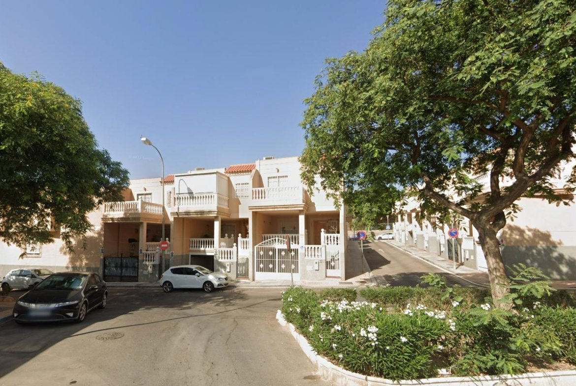 CHALET ADOSADO EN ALMERÍA