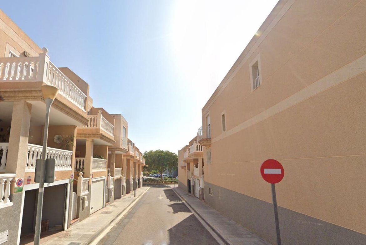 CHALET ADOSADO EN ALMERÍA