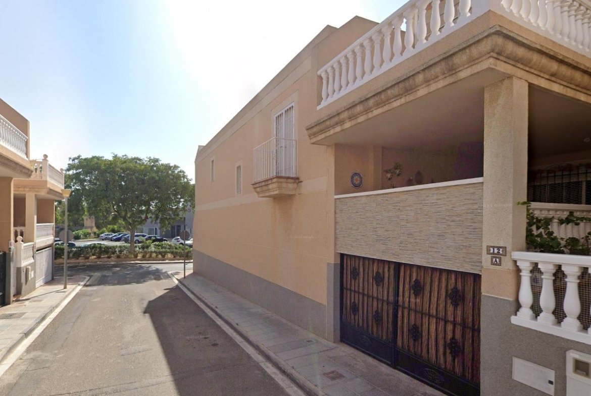 CHALET ADOSADO EN ALMERÍA