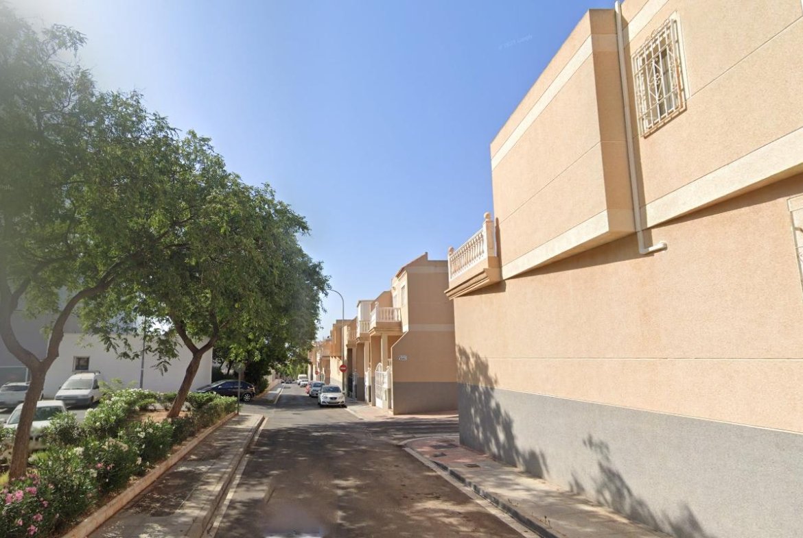 CHALET ADOSADO EN ALMERÍA