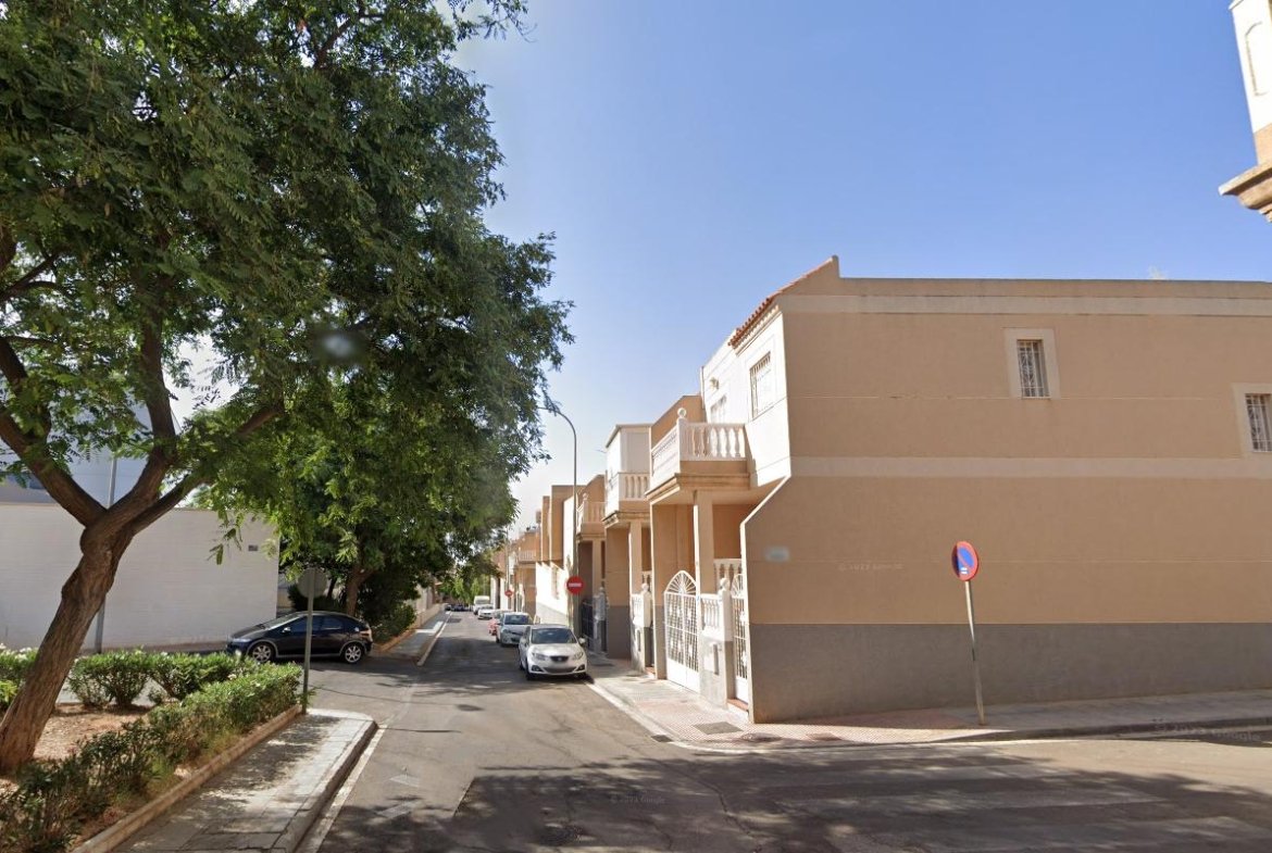 CHALET ADOSADO EN ALMERÍA
