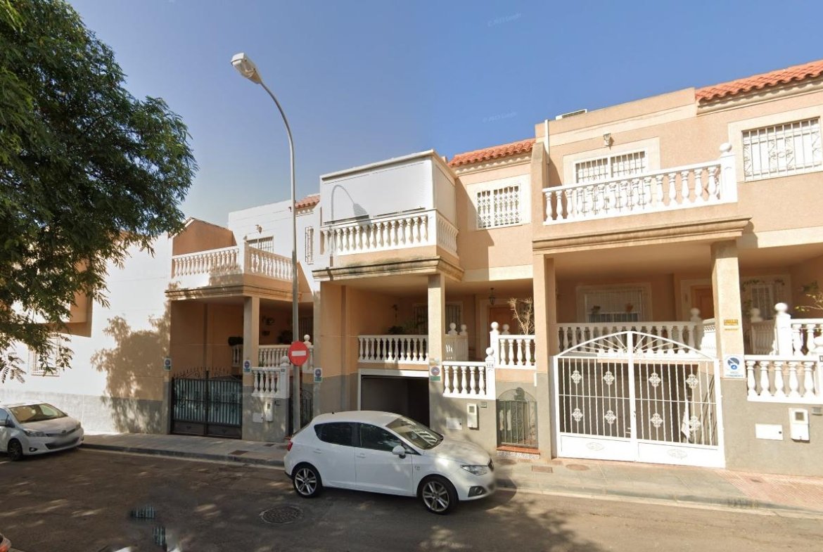 CHALET ADOSADO EN ALMERÍA