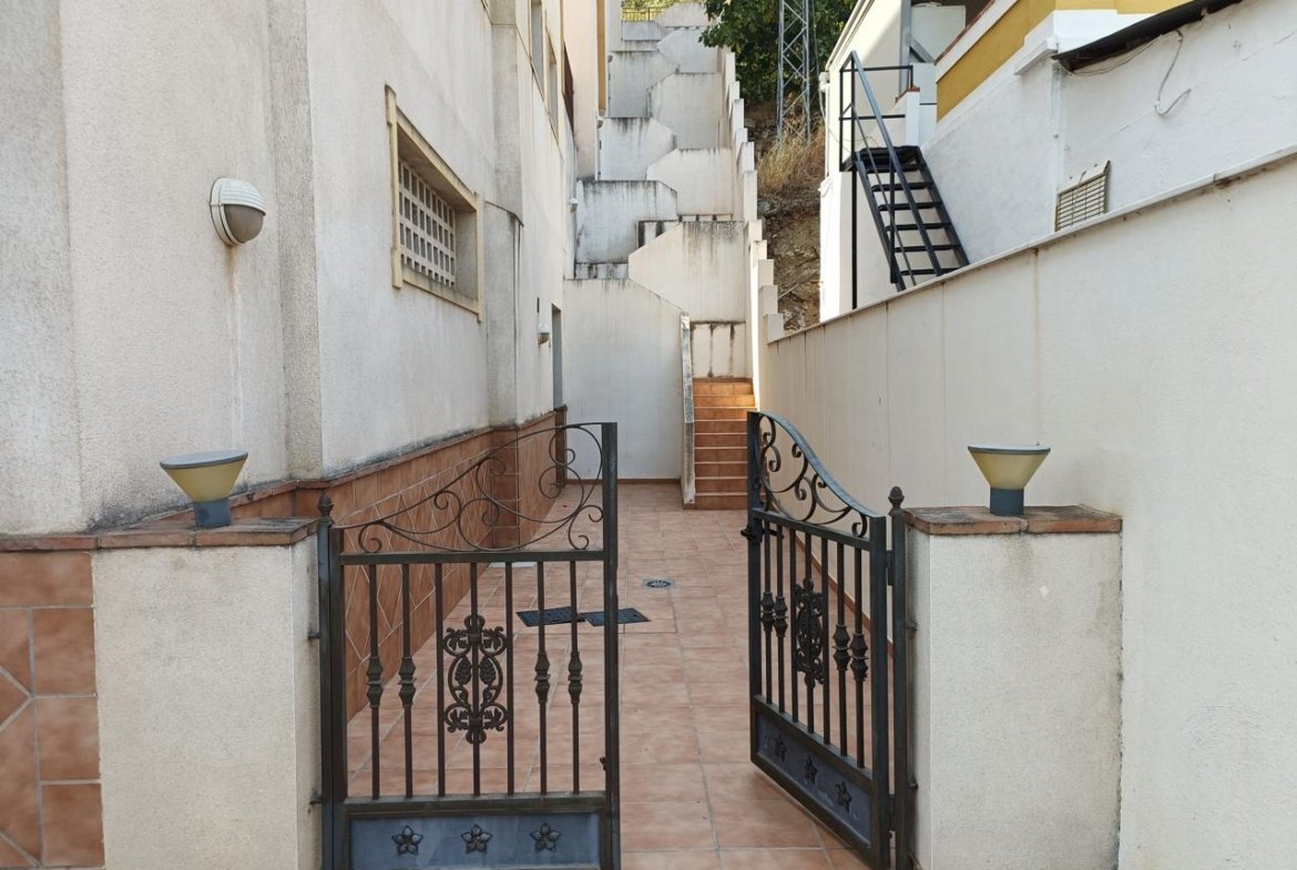 TRASTERO EN ALMUÑECAR, GRANADA.