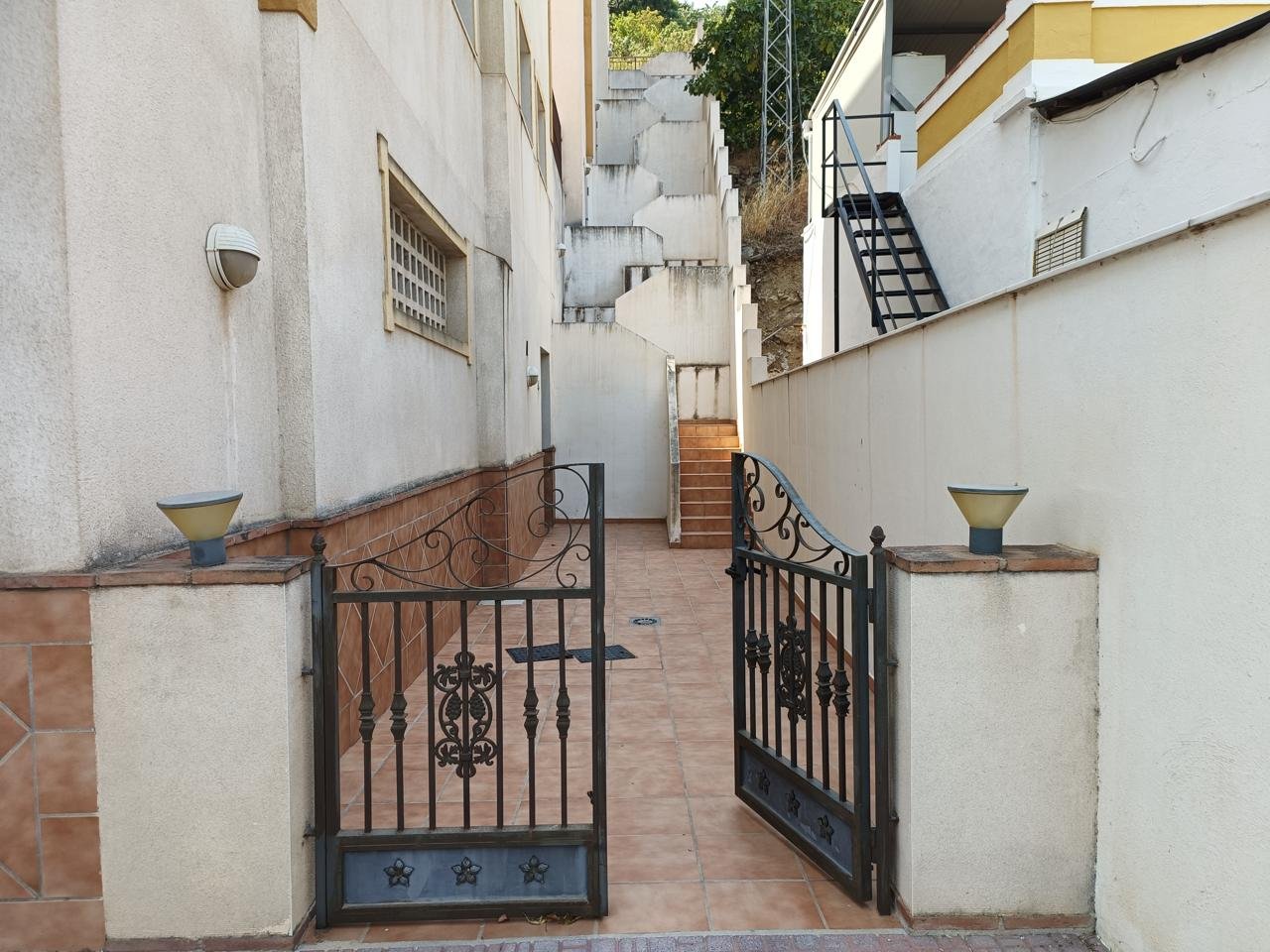 TRASTERO EN ALMUÑECAR, GRANADA.
