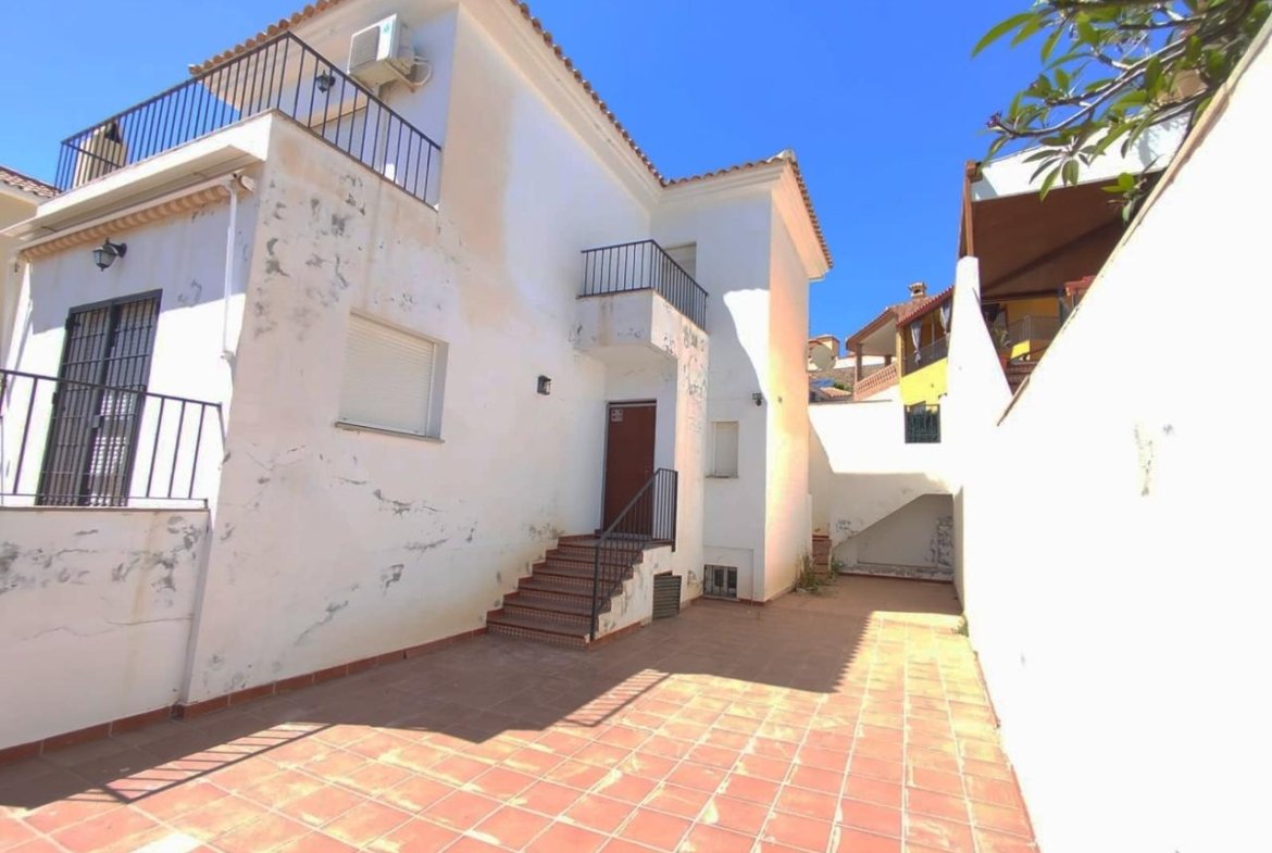 CHALET INDEPENDIENTE EN URB. SANTA ROSA, TORROX