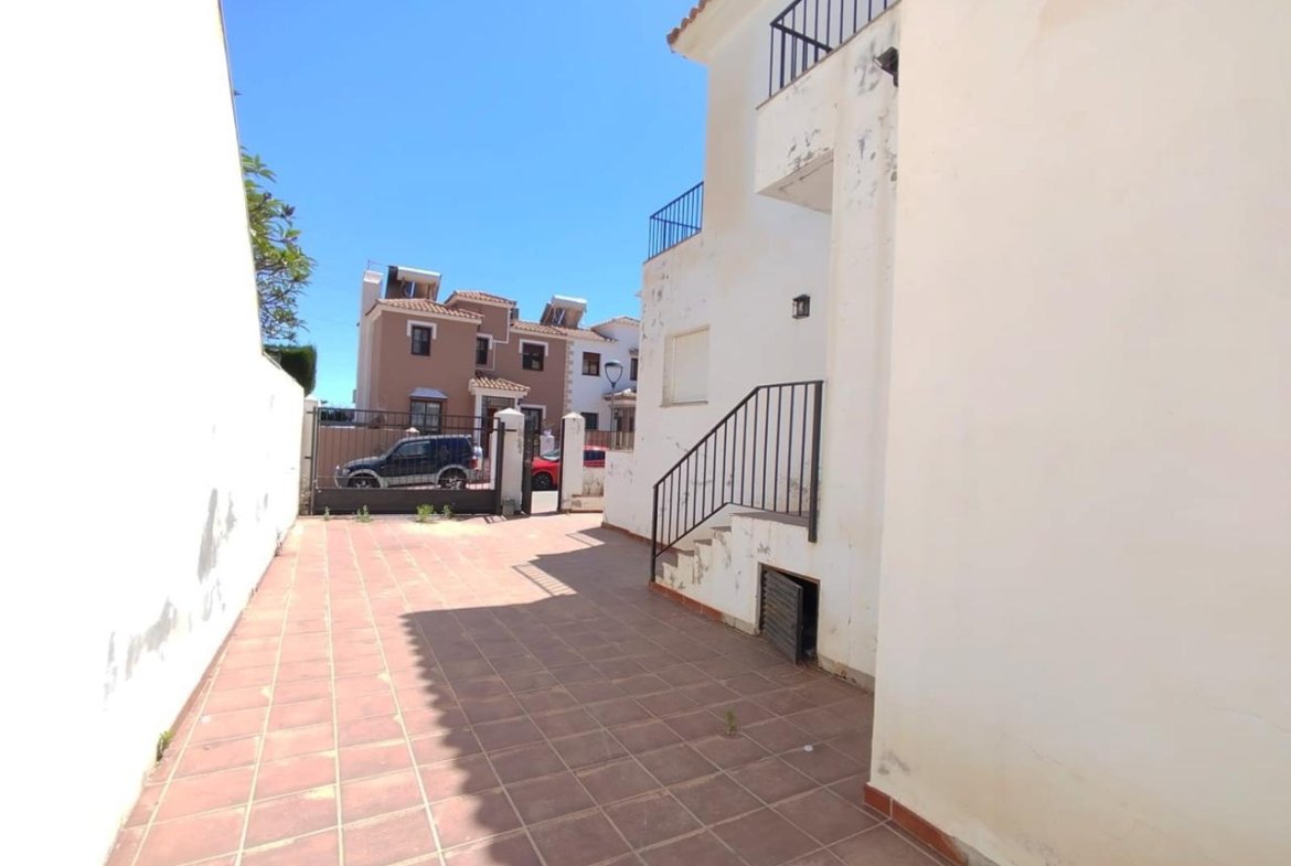 CHALET INDEPENDIENTE EN URB. SANTA ROSA, TORROX