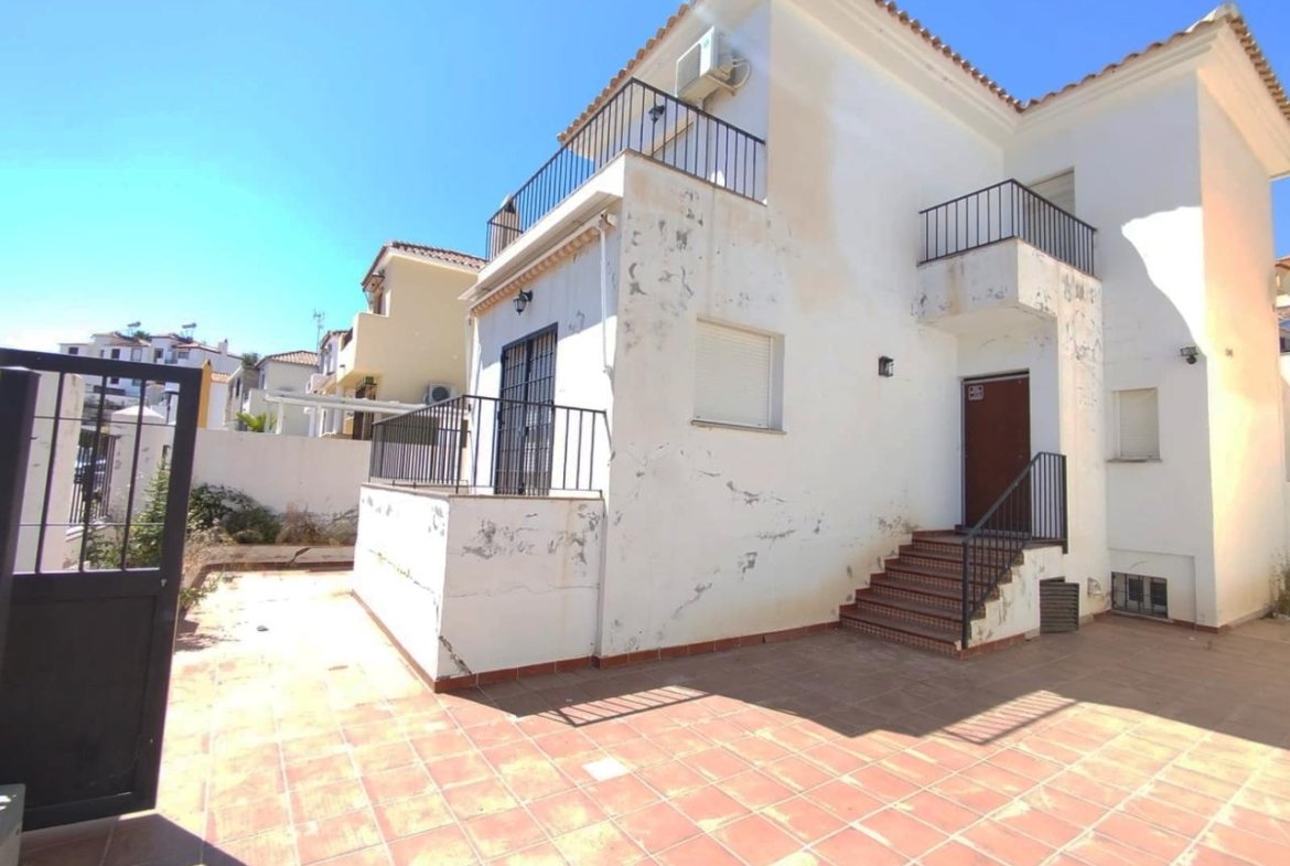 CHALET INDEPENDIENTE EN URB. SANTA ROSA, TORROX