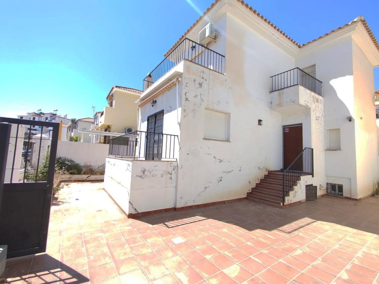 CHALET INDEPENDIENTE EN URB. SANTA ROSA, TORROX