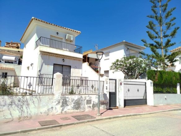 CHALET INDEPENDIENTE EN URB. SANTA ROSA, TORROX
