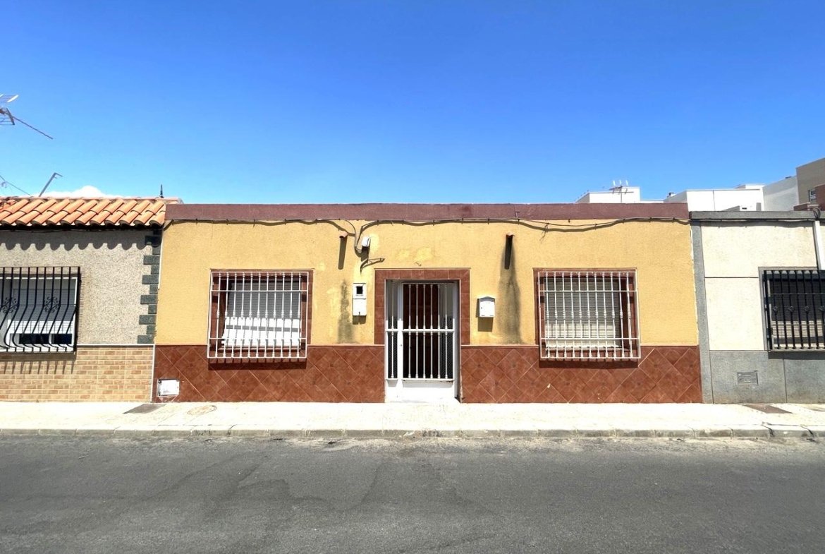 CASA ADOSADA EN ROQUETAS DE MAR, ALMERÍA