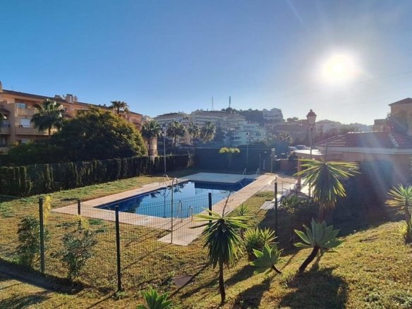 CHALET ADOSADO EN URB. RIVIERA DEL SOL, MIJAS