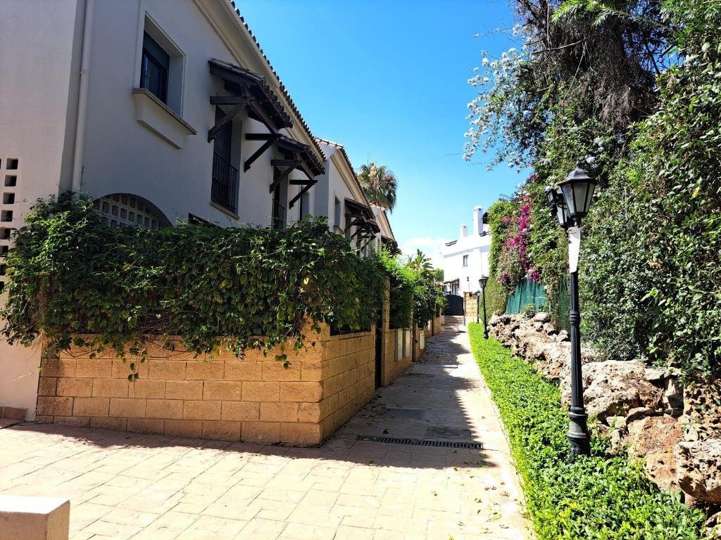 CHALET ADOSADO EN NAGÜELES, MARBELLA