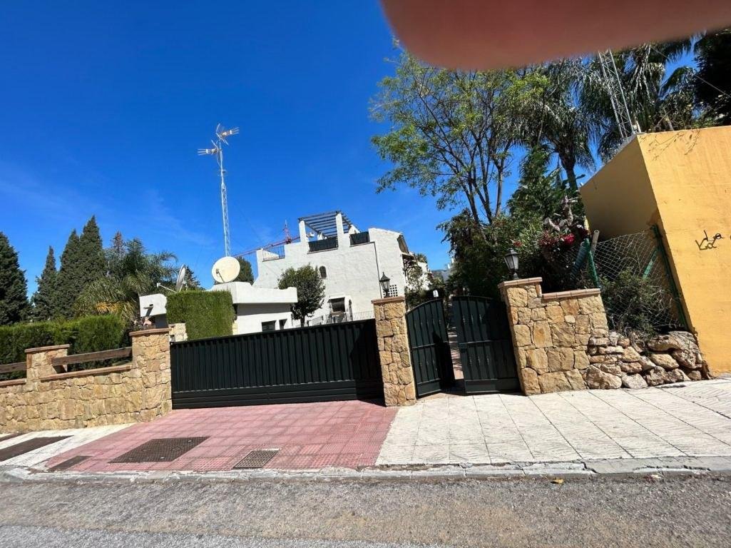 CHALET ADOSADO EN NAGÜELES, MARBELLA