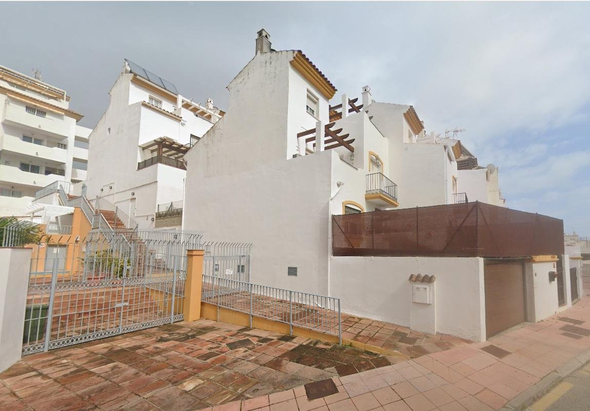 CHALET ADOSADO EN MANILVA
