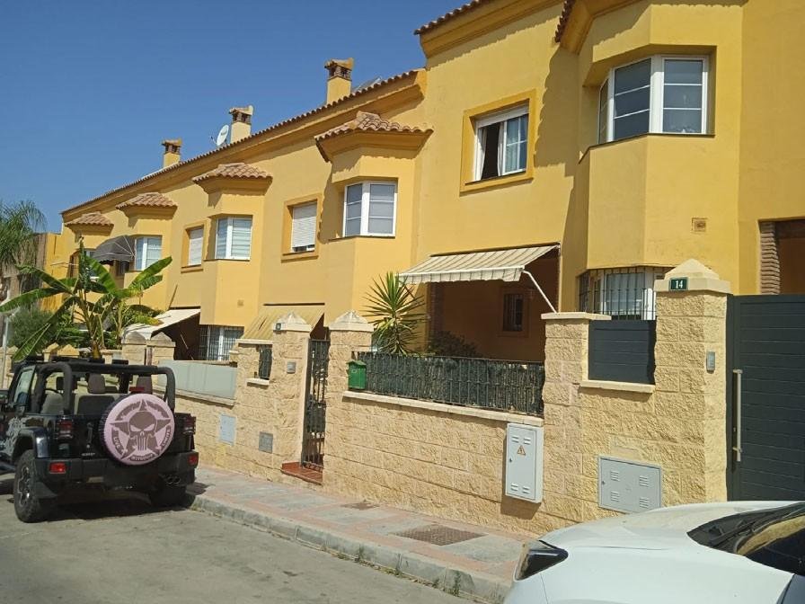 CHALET ADOSADADO EN LOS BOLICHES, FUENGIROLA
